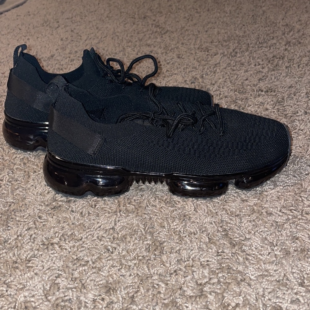 Black tennis shoes